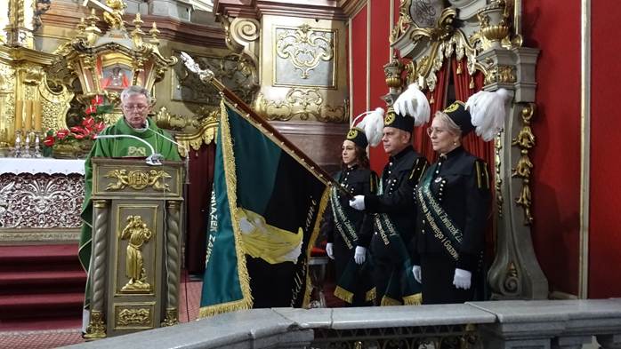 Obraz zawierający ubrania, osoba, świątynia, budynek

Zawartość wygenerowana przez AI może być niepoprawna.