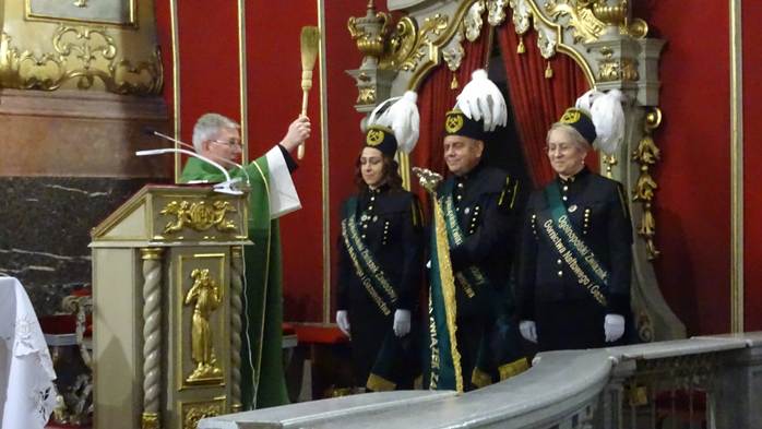 Obraz zawierający ubrania, osoba, miejsce modłów, świątynia

Zawartość wygenerowana przez AI może być niepoprawna.